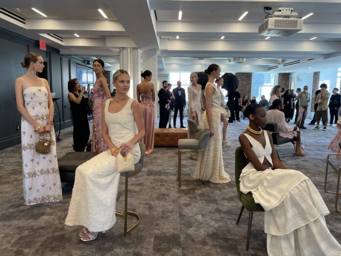 El colombiano Raul Peñaranda renace en la Semana de la Moda de Nueva York con 'Bloom'