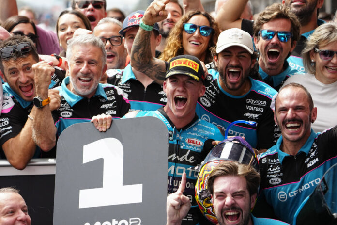 El español Daniel Holgado logra su primer triunfo, con solvencia, en Moto2