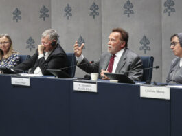 Arnold Schwarzenegger llama desde el Vaticano a erradicar la contaminación, “que mata a niños”