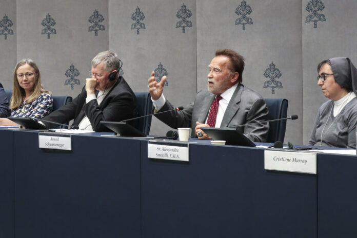 Arnold Schwarzenegger llama desde el Vaticano a erradicar la contaminación, "que mata a niños"
