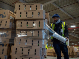 Troy Turner, un empleado de CFBNJ, envuelve una paleta suelta de pavos antes de que sean distribuidos a una organización benéfica dentro del Banco de Alimentos Comunitarios de NJ de Hillside el viernes, noviembre 19, 2021. Julian Leshay, Para NJ Advance Media