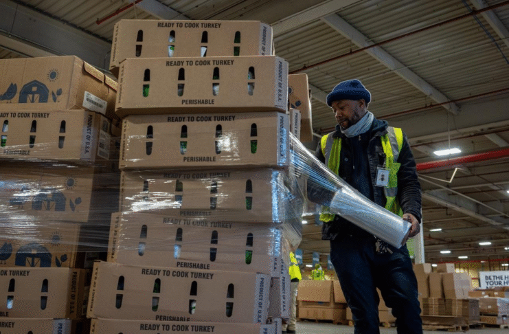 Troy Turner, un empleado de CFBNJ, envuelve una paleta suelta de pavos antes de que sean distribuidos a una organización benéfica dentro del Banco de Alimentos Comunitarios de NJ de Hillside el viernes, noviembre 19, 2021. Julian Leshay, Para NJ Advance Media