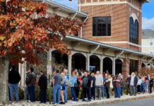 La carrera por la gobernación de Nueva Jersey: los temas más importantes 26 de octubre de 2024: Los votantes hicieron fila afuera de la biblioteca del condado norte en Clinton para votar anticipadamente en persona en las elecciones generales. Crédito: (Colleen O'Dea/NJ Spotlight News)
