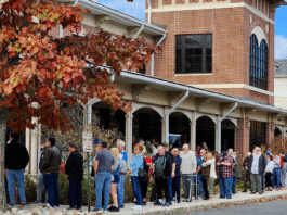 26 de octubre de 2024: Los votantes hicieron fila afuera de la biblioteca del condado norte en Clinton para votar anticipadamente en persona en las elecciones generales. Crédito: (Colleen O'Dea/NJ Spotlight News)