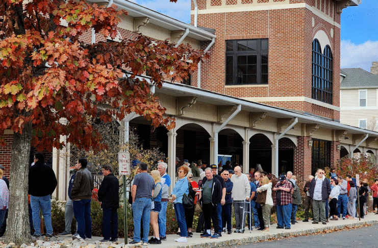 26 de octubre de 2024: Los votantes hicieron fila afuera de la biblioteca del condado norte en Clinton para votar anticipadamente en persona en las elecciones generales. Crédito: (Colleen O'Dea/NJ Spotlight News)