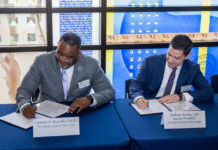 Plan para una megafusión de dos universidades de NJ acaba de recibir un impulso de $10 millones El presidente de Kean University, Lamont O. Repollet, a la izquierda, y el presidente de la New Jersey City University, Andrés Acebo, firman una carta de intención para promover una propuesta de fusión de ambas universidades en Kean University, en Union Township, Nueva Jersey. Foto cortesía de Kean University