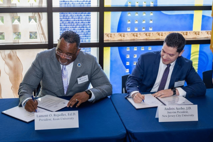 image El presidente de Kean University, Lamont O. Repollet, a la izquierda, y el presidente de la New Jersey City University, Andrés Acebo, firman una carta de intención para promover una propuesta de fusión de ambas universidades en Kean University, en Union Township, Nueva Jersey. Foto cortesía de Kean University