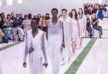 La moda mujer parisina incluye cada vez más hombres sobre la pasarela