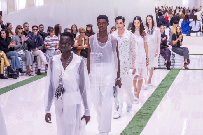 La moda mujer parisina incluye cada vez más hombres sobre la pasarela