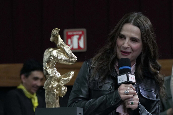 Juliette Binoche celebra su etapa "más libre" al recibir Premio de Excelencia en México