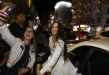 Rosalía presenta su disco en las pantallas de Callao y desaparece entre miles de fans