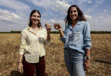 Liderazgo femenino y sostenibilidad: Futuro del agro brasileño Aline y Nathalia Vick asumieron en 2018 las 1.100 hectáreas de la propiedad rural que, hasta entonces, gestionaba su padre y la convirtieron en un ejemplo de cómo la sostenibilidad y el liderazgo femenino pueden impulsar la productividad y abrir camino para el futuro del agro. EFE/ Sebastiao Moreira