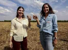 Aline y Nathalia Vick asumieron en 2018 las 1.100 hectáreas de la propiedad rural que, hasta entonces, gestionaba su padre y la convirtieron en un ejemplo de cómo la sostenibilidad y el liderazgo femenino pueden impulsar la productividad y abrir camino para el futuro del agro. EFE/ Sebastiao Moreira