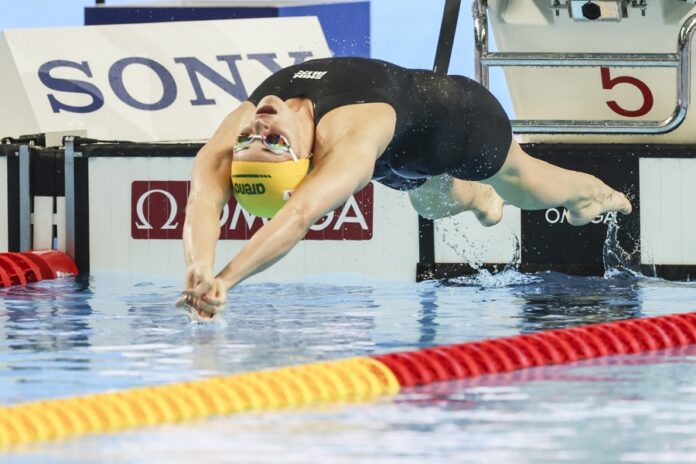Kate Douglas (100 libre) y Kaylee McKeown (200 espalda) récords mundiales en piscina corta