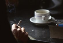 Dejar de fumar, aunque sea tarde, implica menos riesgo de demencia