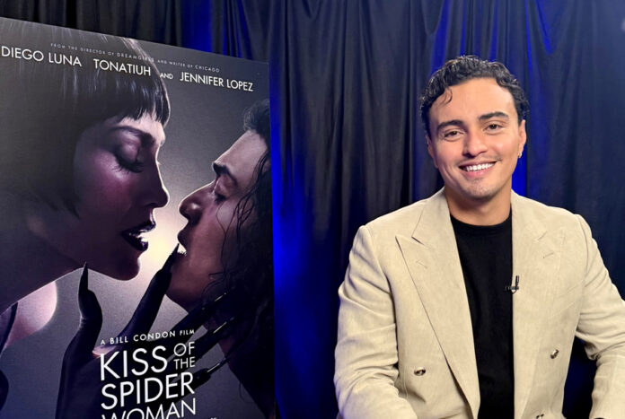 El actor Tonatiuh se transforma en 'El beso de la mujer araña' con J-Lo y Diego Luna