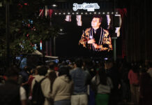 Miles de mexicanos llenan el Zócalo para recordar a Juan Gabriel y su mítico concierto