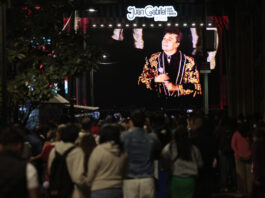 Miles de mexicanos llenan el Zócalo para recordar a Juan Gabriel y su mítico concierto