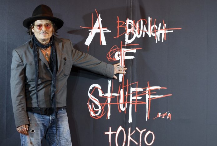 Johnny Depp lleva a Tokio su caótico arte en el debut internacional de 'A bunch of stuff'