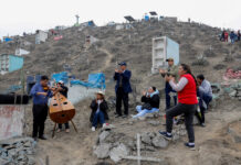 El cementerio más grande de Perú celebra a sus muertos con alegría