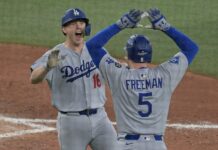 Los Ángeles Dodgers Bicampeones de la Serie Mundial El jugador Will Smith (i) celebra con Freddie Freeman (d) tras conectar un jonrón solitario para allanar el título por segundo año consecutivo de los Dodgers de Los Angeles en la Serie Mundial decidida sobre los Azulejos este sábado en Toronto. EFE/EPA/EDUARDO LIMA