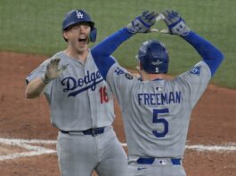 El jugador Will Smith (i) celebra con Freddie Freeman (d) tras conectar un jonrón solitario para allanar el título por segundo año consecutivo de los Dodgers de Los Angeles en la Serie Mundial decidida sobre los Azulejos este sábado en Toronto. EFE/EPA/EDUARDO LIMA