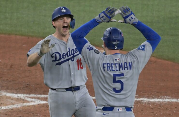 El jugador Will Smith (i) celebra con Freddie Freeman (d) tras conectar un jonrón solitario para allanar el título por segundo año consecutivo de los Dodgers de Los Angeles en la Serie Mundial decidida sobre los Azulejos este sábado en Toronto. EFE/EPA/EDUARDO LIMA