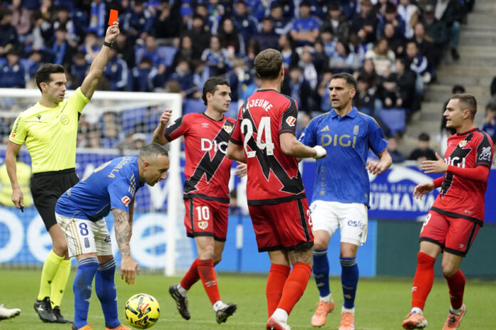 0-0. El Oviedo salva un punto ante un Rayo que desaprovechó un penalti y la superioridad numérica
