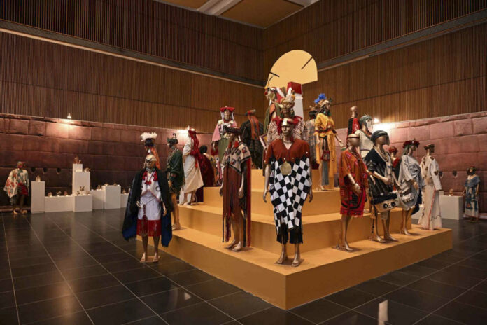 El espejo entre los Andes y la India que teje la arqueomoda peruana de Adrián Ilave Inka