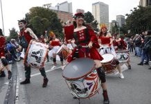 Bogotá enciende la Navidad con un minicarnaval de más de 1.000 artistas