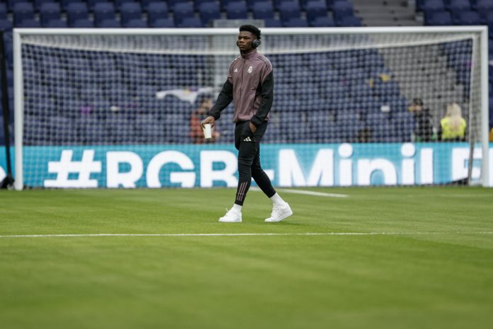 El defensa francés del Real Madrid Aurelien Tchouameni en el terreno de juego momentos antes del partido de LaLiga entre el Real Madrid y el Betis, este domingo en el estadio Santiago Bernabéu. EFE/ Sergio Pérez