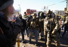 ICE está utilizando datos de Medicaid para averiguar dónde viven los inmigrantes Protesters gather after ICE agents shot someone several times while they were trying to detain someone in Minneapolis, Minnesota, US, 24 January 2026. State and local authorities said a man was shot and killed by federal agents. EFE/EPA/CRAIG LASSIG