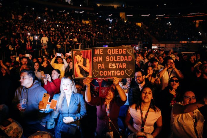 Ricardo Arjona viaja por sus éxitos y canta 'se acabaron las fronteras' en Nueva York