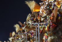 Homenaje a una leyenda viva del samba vence el carnaval de Río de Janeiro