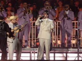 El cantante puertorriqueño Bad Bunny canta durante un concierto de su gira DeBí TiRAR MáS FOToS World Tour este viernes, en el Allianz Parque en Sao Paulo (Brasil). EFE/ Isaac Fontana