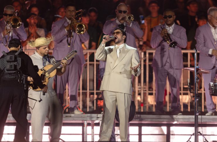 El cantante puertorriqueño Bad Bunny canta durante un concierto de su gira DeBí TiRAR MáS FOToS World Tour este viernes, en el Allianz Parque en Sao Paulo (Brasil). EFE/ Isaac Fontana