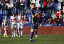 Alta y baja del Atlético de Madrid El delantero del Atlético de Madrid Alexandeer Sorloth mientras los jugadores del Rayo Vallecano celebran el gol de Óscar Valentín durante el partido de la jornada 24 de LaLiga que disputan el Rayo Vallecano y el Atlético de Madrid, en el estadio Butarque de Leganés, este domingo. EFE/Mariscal