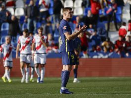El delantero del Atlético de Madrid Alexandeer Sorloth mientras los jugadores del Rayo Vallecano celebran el gol de Óscar Valentín durante el partido de la jornada 24 de LaLiga que disputan el Rayo Vallecano y el Atlético de Madrid, en el estadio Butarque de Leganés, este domingo. EFE/Mariscal