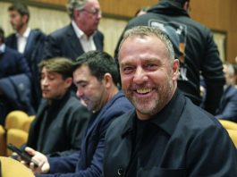 El entrenador del Barcelona, el alemán Hansi Flick (d) junto al director deportivo, Deco, el pasado lunes durante la presentación del libro "Així hem salvat el Barça" ("Así hemos salvado el Barça"), de Joan Laporta. EFE/Alejandro García