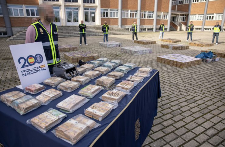 -Vista de la exposición del material incautado en la operación Tocada este martes en Madrid, en la que la Policía ha desmantelado la base logística que prestaba servicios al tráfico internacional de cocaína y que contaba con dos naves en la Comunidad de Madrid.-EFE/ Daniel González