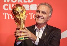 Uruguay recibe el trofeo de la Copa del Mundo