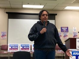 Oona Chatterjee, organizadora comunitaria, imparte capacitación sobre cómo prepararse para enfrentarse a ICE en Maplewood. Mary Ann Koruth