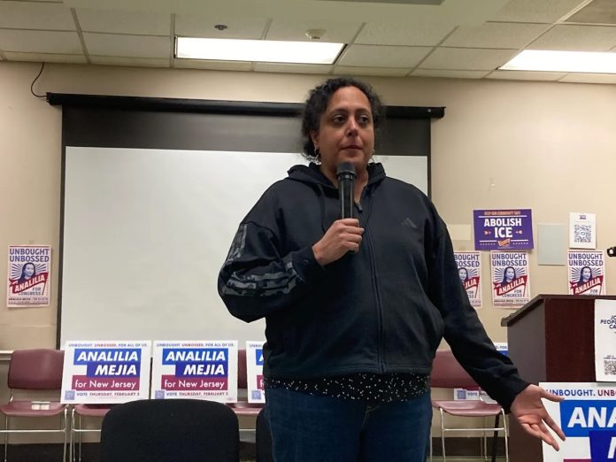 image Oona Chatterjee, organizadora comunitaria, imparte capacitación sobre cómo prepararse para enfrentarse a ICE en Maplewood. Mary Ann Koruth