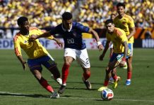Francia sobre Colombia 3-1 El francés Désiré Doué (C) en acción entre Jefferson Lerma (I) y Daniel Muñoz (D), de Colombia, durante el partido amistoso en Landover, Maryland, EE.UU. EFE/EPA/WILL OLIVER