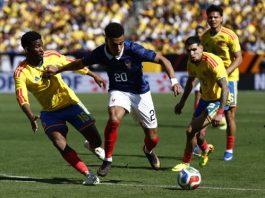 El francés Désiré Doué (C) en acción entre Jefferson Lerma (I) y Daniel Muñoz (D), de Colombia, durante el partido amistoso en Landover, Maryland, EE.UU. EFE/EPA/WILL OLIVER