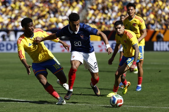 1-3. Doué y Thuram reivindican el poderío de Francia y preocupan a Colombia El francés Désiré Doué (C) en acción entre Jefferson Lerma (I) y Daniel Muñoz (D), de Colombia, durante el partido amistoso en Landover, Maryland, EE.UU. EFE/EPA/WILL OLIVER