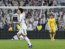El delantero turco del Real Madrid, Arda Guler, tras conseguir el cuarto gol de su equipo durante el encuentro correspondiente a la jornada 28 de Laliga EA Sports que disputaron Real Madrid y Elche en el estadio Santiago Bernabéu, en Madrid. EFE / Sergio Pérez.