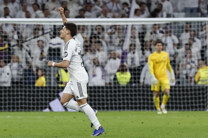 El delantero turco del Real Madrid, Arda Guler, tras conseguir el cuarto gol de su equipo durante el encuentro correspondiente a la jornada 28 de Laliga EA Sports que disputaron Real Madrid y Elche en el estadio Santiago Bernabéu, en Madrid. EFE / Sergio Pérez.