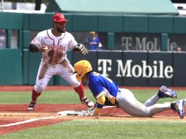 El colombiano Michael Arroyo (d) se desliza en tercera base ante el canadiense Abraham Toro durante el juego del Clásico Mundial de Béisbol de este sábado en el estadio Hiram Bithorn de San Juan. EFE/ Thais Llorca