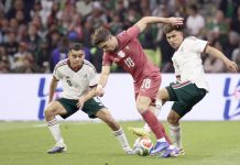Mexico empata con Portugal en el Azteca Carlos Rodríguez (i), de México, disputa un balón con Pedro Neto (c), de Portugal, durante el amistoso en el remodelado estadio Azteca, ahora llamado Banorte, de Ciudad de México. EFE/José Méndez